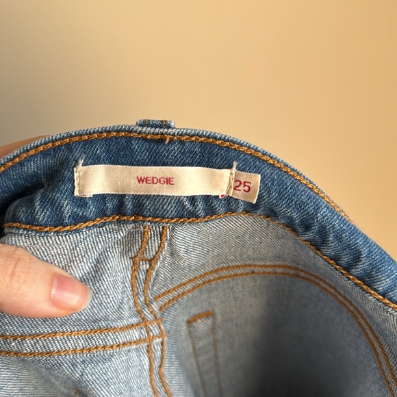 *FREE WITH BUNDLE* Levi’s Wedgie Straight Fit Jean in Medium Wash Size 25 - Picture 7 of 12